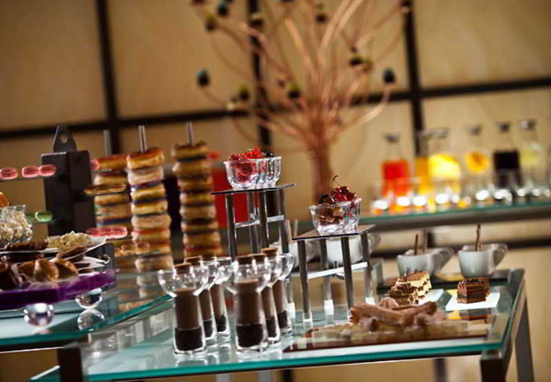 Courtyard By Marriott Doha City Center Bagian luar foto